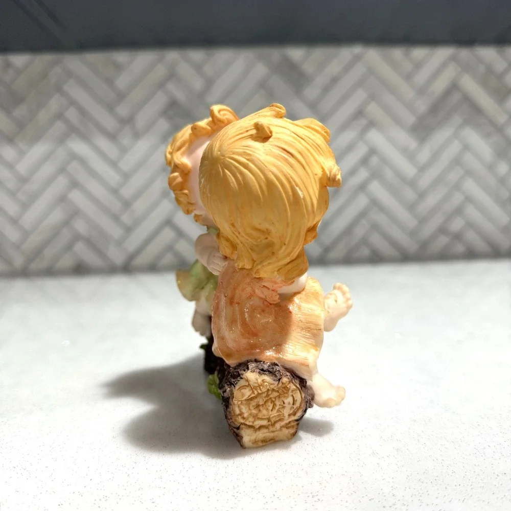 Vintage‎ Resin Figurine – Boy Kissing Girl on Log | 5